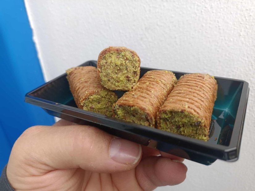Oblátkové trubičky s pistáciovo - pralinkovým maslom a kataifi 105 gr