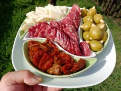 Graviera spolu so sušenými salami, olivami s mandľou a sušenými paradajkami - všetko tiež v našej ponuke